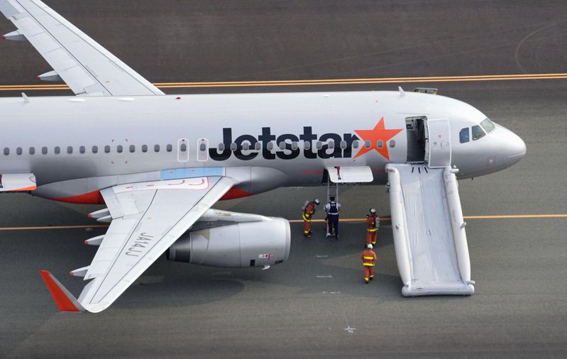 日本每日新聞報導，捷星日本（Jetstar Japan）持續受工會部分成員罷工影響，今天宣布取消明天、也就是2024年元旦10個國內線航班，預計影響約1700名乘客。路透