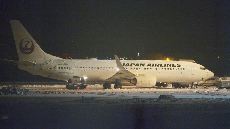 今天是日本的除夕「大晦日」，由於北海道大範圍地區降雪，已造成位於千歲市的新千歲機場發生21個航班被迫取消、117個航班受到延誤的情況。路透資料照