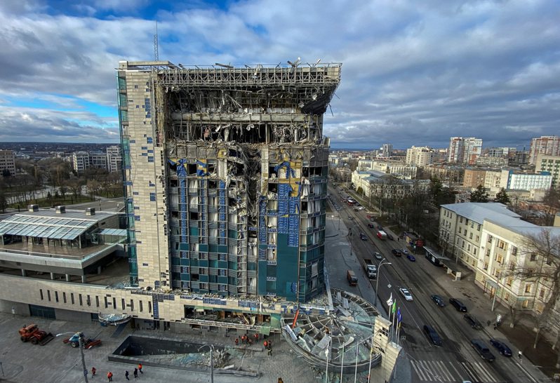 烏克蘭官員表示，俄羅斯昨晚以飛彈和無人機轟炸烏克蘭第2大城哈爾科夫市。圖為12月31日，烏克蘭哈爾科夫市，哈爾科夫宮飯店因俄羅斯飛彈襲擊而嚴重受損。路透