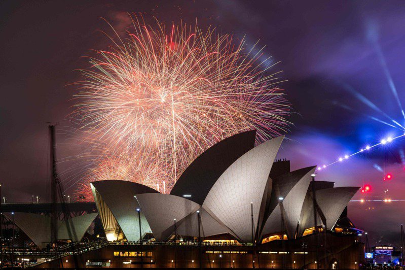 在格林威治標準時間（GMT）12月31日上午11時，紐西蘭成為最新展開新年慶祝的國家，當地大城奧克蘭市有煙火秀。隨後，澳洲雪梨歌劇院及港灣大橋等地也將放起煙火。法新社