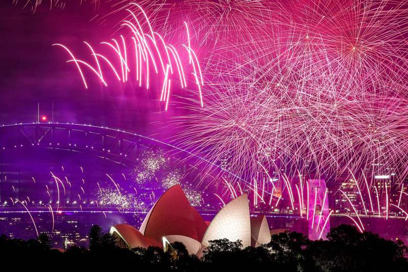 在太平洋島國及紐西蘭率先迎來2024年後，澳洲雪梨今天也接力點燃跨年煙火，包括著名的雪梨歌劇院及港灣大橋煙火秀。法新社