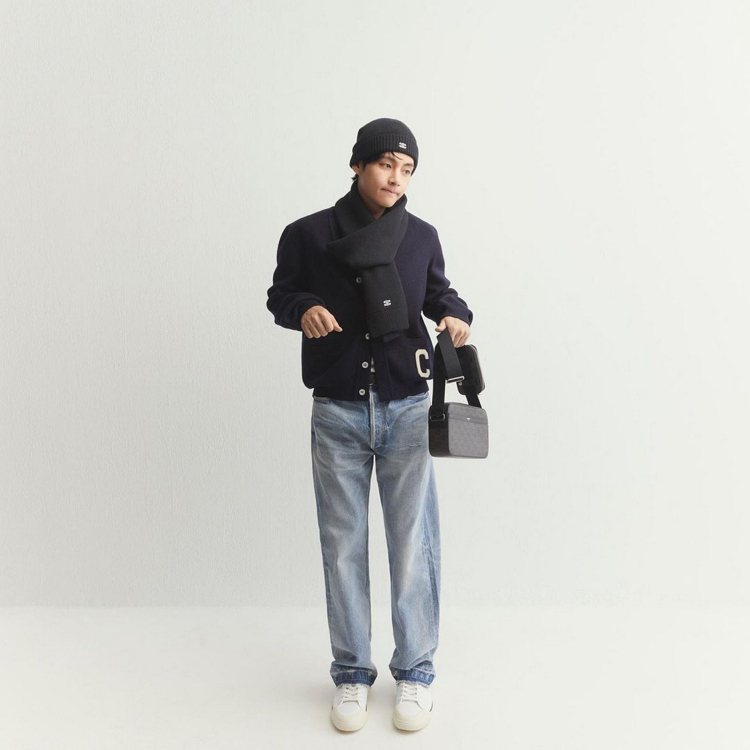 金泰亨以TRIOMPHE針織帽及圍巾打造完美男友秋冬穿搭。圖／摘自藝人Instagram @thv