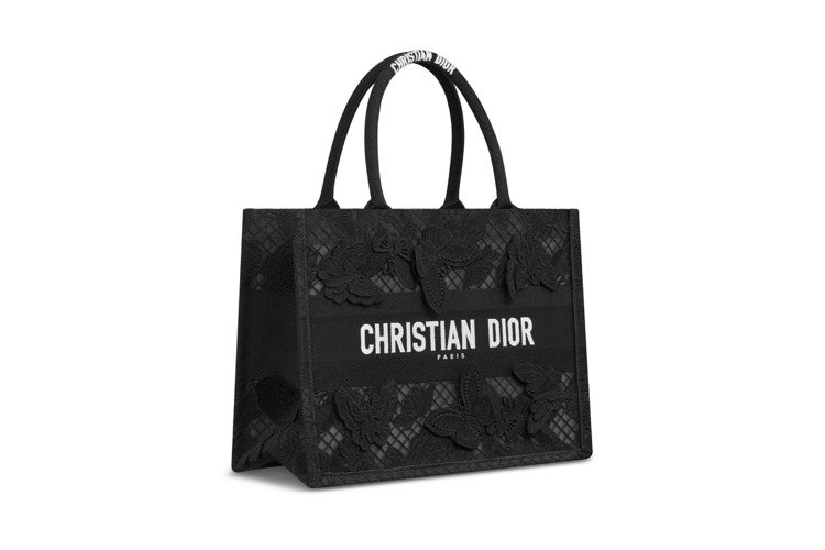 Dior Book Tote黑色3D立體D-Lace Butterfly刺繡中型托特包，11萬元。圖／Dior提供