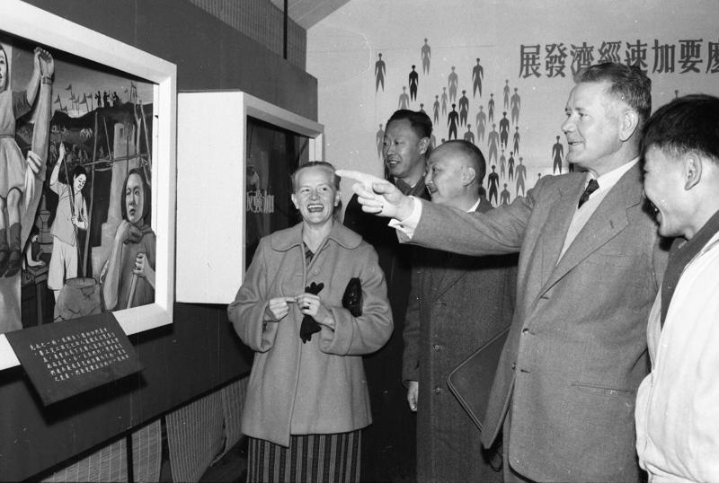 當年美國駐華大使莊萊德（右二）赴博物館參觀加速經濟發展展覽會預展情形。圖／聯合報系資料照片