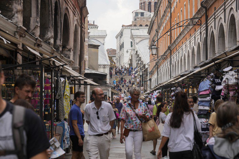 威尼斯市政府宣布，自2024年6月起，正式禁止超過25人以上團體旅遊以及禁用大聲公，期盼緩解大規模觀光對當地造成的負面影響。美聯社