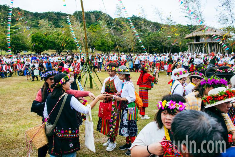 卑南族人等待家人下山，替他們換上乾淨的傳統族服，並戴上美麗的花環。記者古和純／攝影