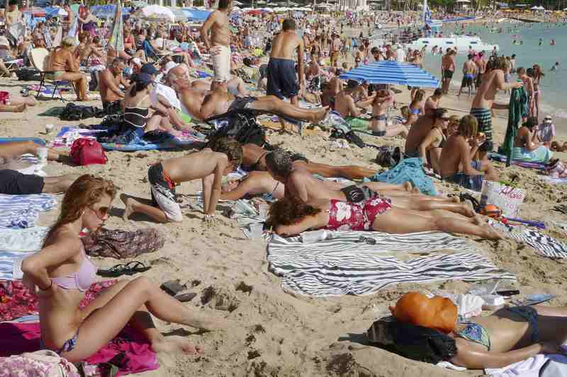 觀光客在夏威夷海灘做日光浴。夏威夷居民抱怨，當地海灘因太多遊客，根本沒辦法去。路透