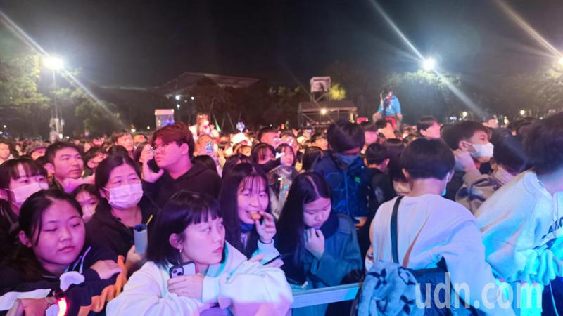 台南市政府今晚在新營南瀛綠都心公園辦理跨年活動，也是南縣市合併13年來首度在新營辦大型跨年，吸引許多學子來參與。記者謝進盛／攝影