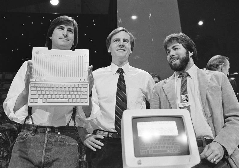賈伯斯（左起）、蘋果時任執行長史卡利和共同創辦人沃茲尼亞克在1984年4月發表當時新款的Apple IIc電腦。（圖／美聯社）