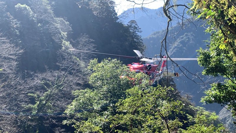 遇到山難時看到遠馳而抵的黑鷹直升機，山友都相當感謝，「宛如看到明燈」。圖／民眾提供