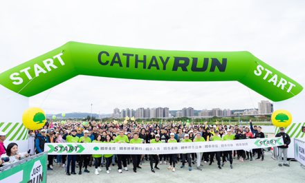 國泰世華銀行23日於新北市蘆洲微風運河舉辦「2023 Cathay Run」員工路跑活動，當日由國泰世華銀行董事長郭明鑑鳴槍，近3,000名員工不畏清晨低溫奮力起跑。國泰世華銀行／提供