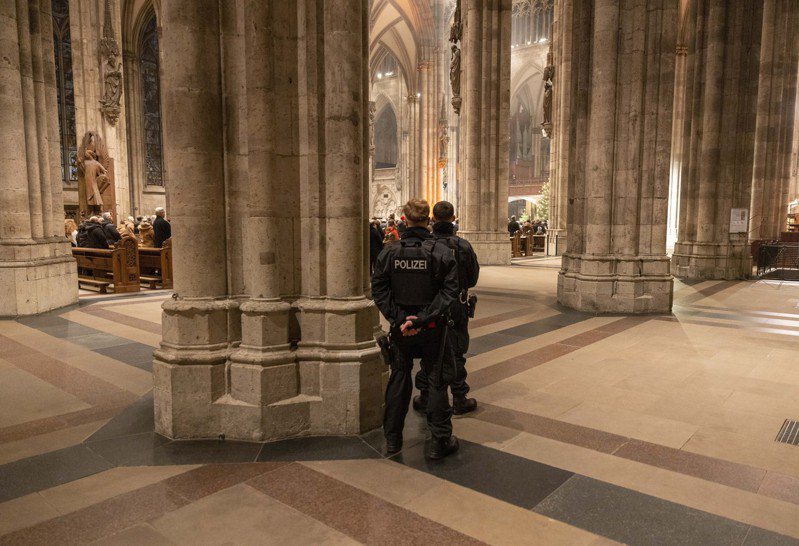 德國警方今天逮捕3人，說這3人涉嫌策劃在跨年夜攻擊科隆（Cologne）大教堂。美聯社