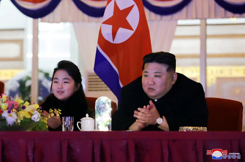 北韓領導人金正恩在女兒和妻子陪同下，在平壤巨大的五一體育場觀看藝術團表演，慶祝跨年夜。路透