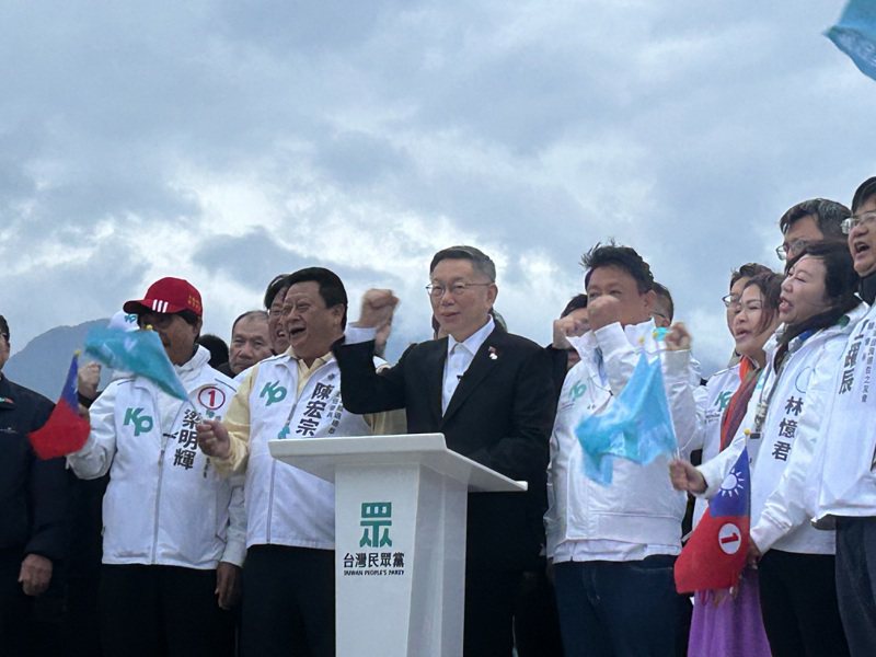民眾黨總統候選人柯文哲在台東加路蘭迎接曙光，跟現場支持者發表演說。記者徐白櫻／攝影