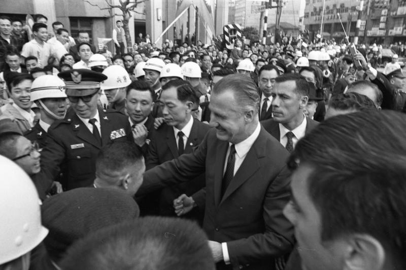 1970年1月2日，時任美國副總統安格鈕（中）來訪，數萬民眾夾道歡迎。圖／聯合報系資料照片