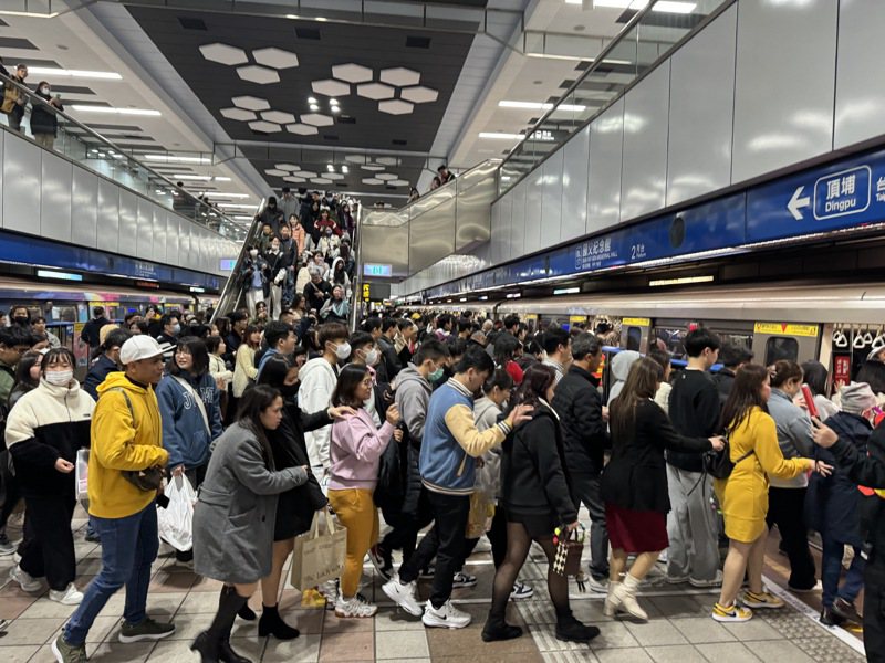 台北跨年晚會結束後大量散場人潮擠向捷運站。記者葉信菉／攝影