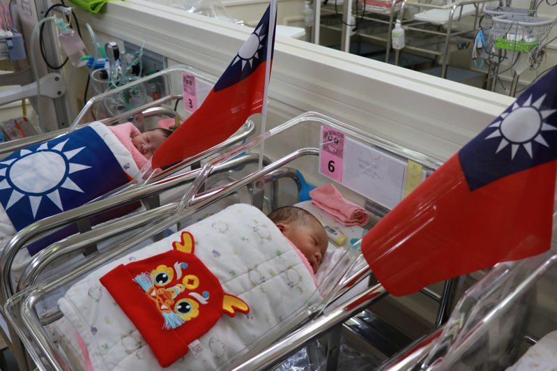元旦適逢龍年到來，台中市茂盛醫院上午誕生5位元旦寶寶。圖／茂盛醫院提供