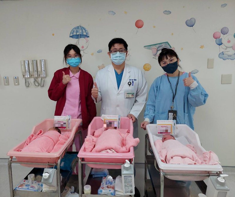 苗栗市大千醫院今天一早就迎來三位元旦寶寶，且都是「小龍女」，預計下午還有一位剖腹產小龍女誕生。圖／院方提供