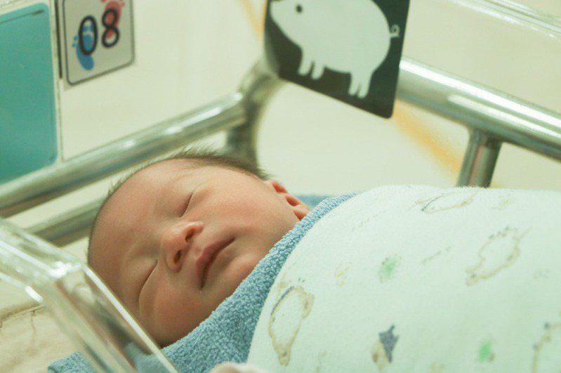 內政部公布最新人口統計，出生人數持續低於死亡人數。 圖／聯合報系資料照片