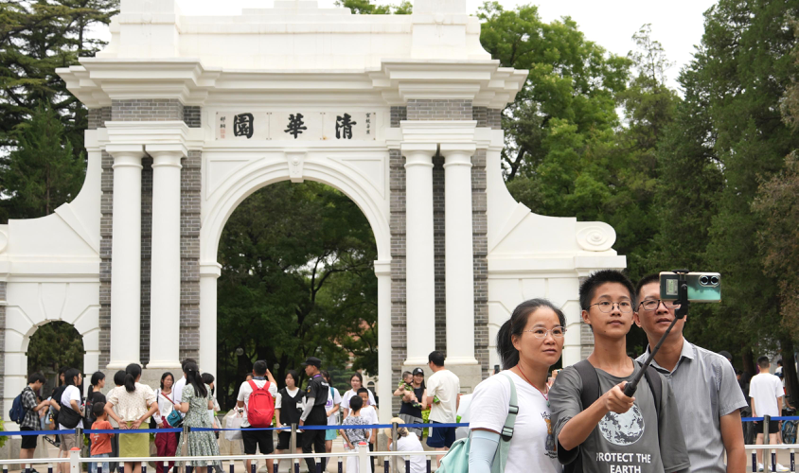 北京清華大學1月1日起，將每日進校參觀人數由8,000人提高至1.2萬人以上。（中新社）