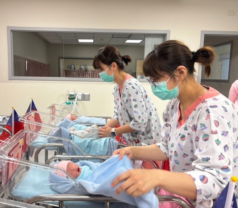 衛生局表示，據竹市各醫療院所統計，截至今日中午12點竹市共有3名新生兒在元旦誕生。圖/新竹市政府提供