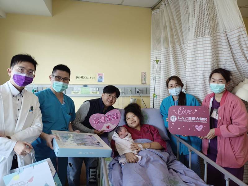 李姓產婦自然產下一名男壯丁，蔡杰倫醫師(左二)、陳緒鵬醫師(左一)與醫護團隊表達祝福。圖／童綜合醫院提供