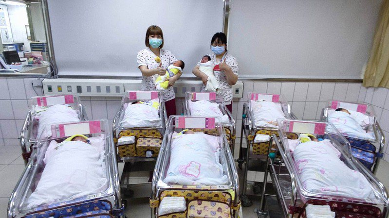 宏其婦幼醫院預計今天接生元旦寶寶14人，醫護人員在新生兒產房洋溢喜悅。圖／宏其婦幼醫院提供