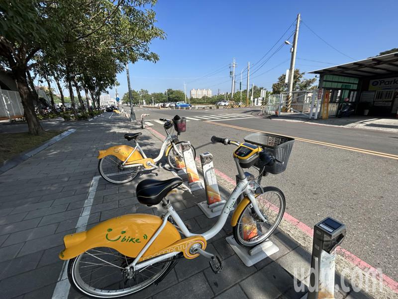 高雄YouBike公共自行車系統上路後，通勤族移動更方便。記者徐白櫻／攝影