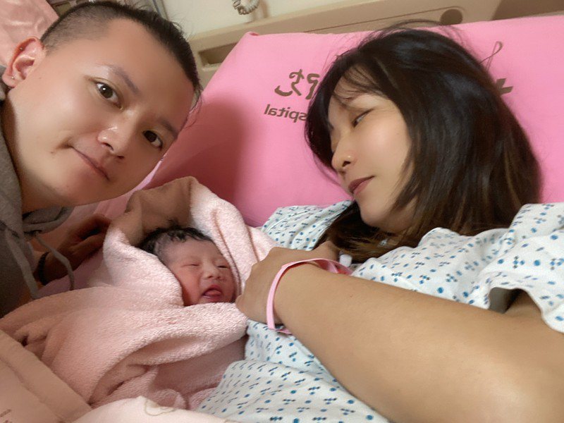 新手爸爸林先生（左）與妻子吳小姐（右）今天迎接元旦寶寶誕生。圖／林先生提供