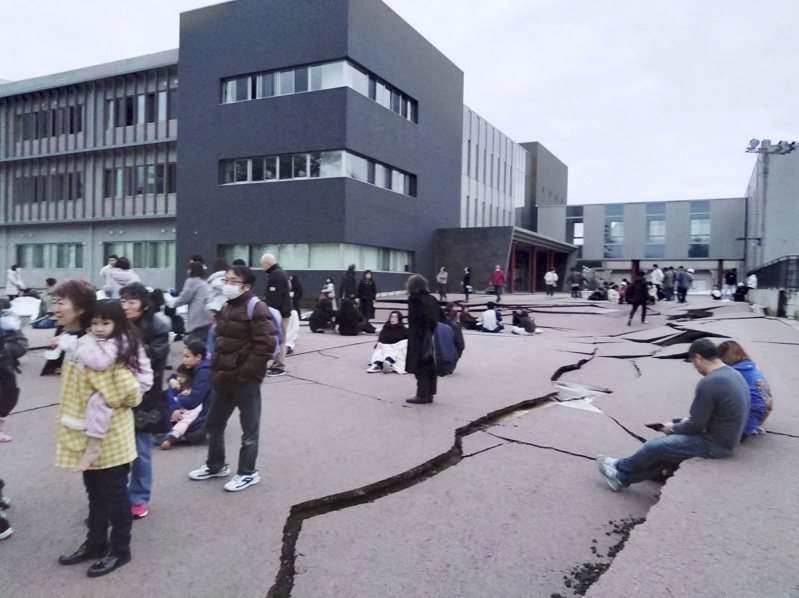 太平洋海嘯警報中心表示，日本中部今天強震所引發的海嘯威脅「大致上已經過去」。稍早若干區域的浪高曾超過1公尺。圖為日本石川縣1日強震後，該縣輪島市的道路出現裂縫。（路透）
