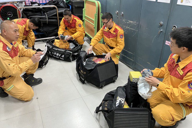 台灣於1日晚間完成160名搜救人員（含4位醫師、4位護理師、1位結構技師）、搜救犬4隻，以及各式裝備器材的國際人道救援準備。台北市特種搜救隊進行整備。記者黃子騰／翻攝