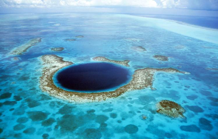 各種「圓夢之旅」讓2023年旅遊業業績長紅。圖為中美洲貝里斯大藍洞，也是全世界最大的水下洞穴。圖／佳繽旅遊提供
