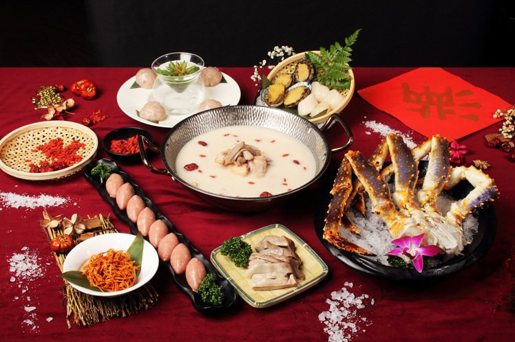 撈王鍋物料理推出3款外帶年菜套組，其中「極致雪埸蟹套組」售價3,980元。圖／撈王提供