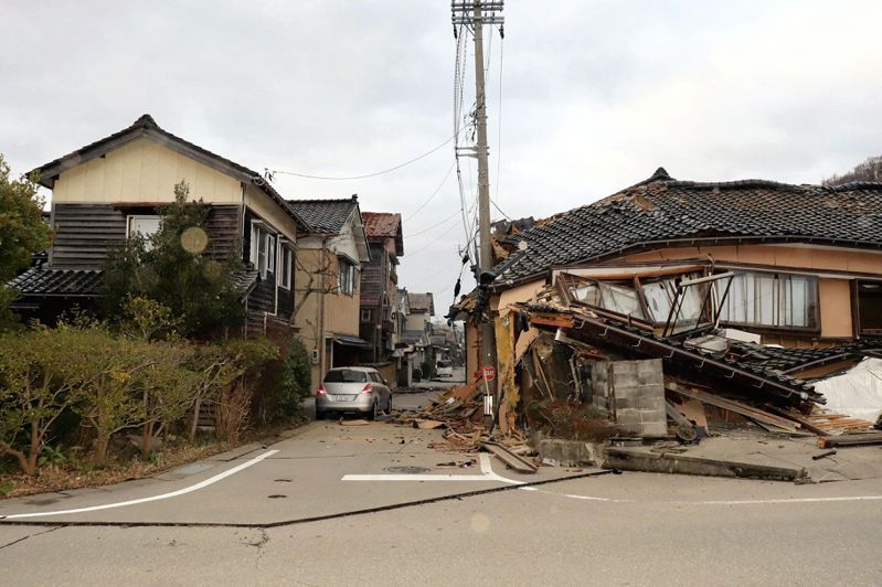 日本石川縣能登地區1日發生強震後，該縣輪島市有房屋倒塌。法新社