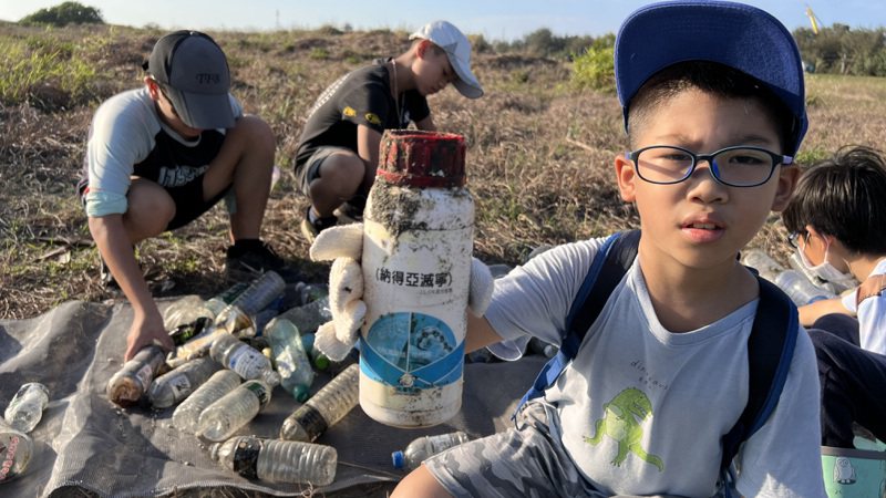 台南社大去年淨灘，參與的孩童發現廢棄物中有許多農藥瓶罐，社大建議政府應加強宣導、落實回收。圖／台南社大提供