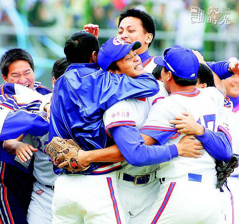 中華隊勇挫日本奪得季軍，完封勝的投手張誌家（中前）立即被隊友一擁而上抱在一起。聯合報2001/11/19。