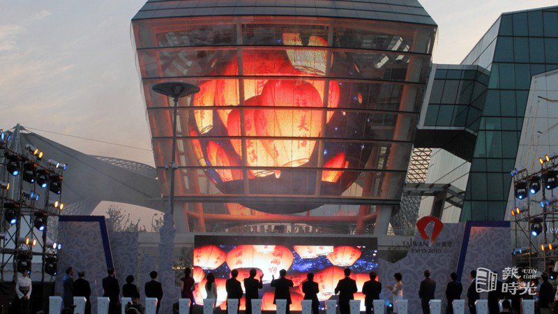 2010上海世博台灣館昨天舉行「點燈祈福儀式」，與會貴賓一起點燈祈福，並注視身後螢幕上的天燈冉冉上升。圖／聯合報系資料照(2010/05/11 胡經周攝影)