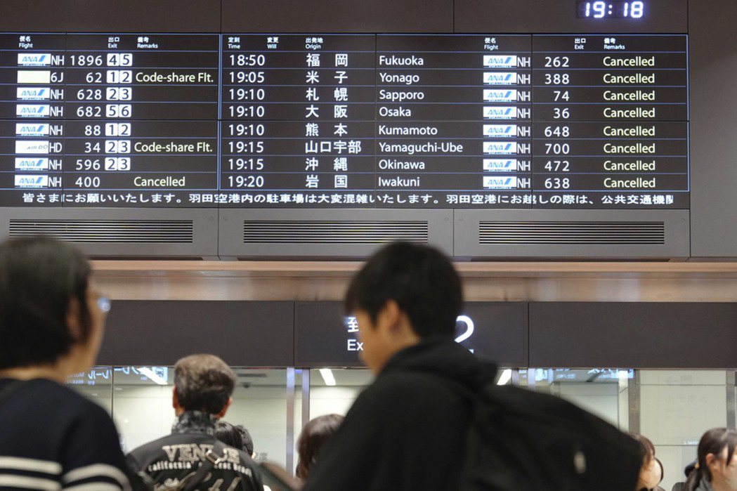 為了考量安全，事發後羽田機場的航班起降暫停，日本國內線在羽田機場的預定航班，部分...