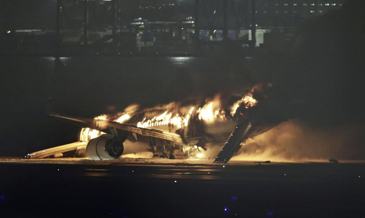 一架日本航空從新千歲機場起飛編號516的客機，在東京羽田機場的跑道與日本海上保安廳的飛機相撞，熊熊烈火直衝天際。路透社