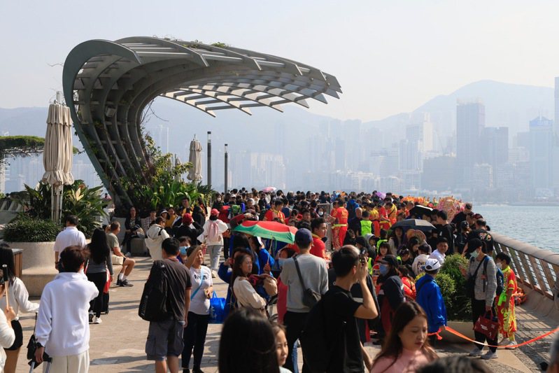 2024年1月1日，元旦當天香港處處熱鬧景象，尖沙咀星光大道人群絡繹不絕。據中國旅遊平台數據，香港成為中國大陸遊客最熱門的跨年境外目的地。 中通社