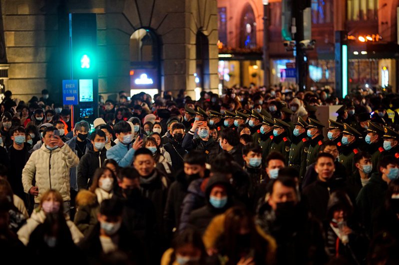 上海外灘迎新年 為防控疫情，大陸各地紛取消跨年活動，但在跨年夜仍有大量人潮湧向上海外灘，觀賞夜景，迎接新的一年。 路透