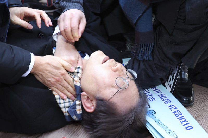 南韓最大在野黨共同民主黨黨魁李在明今天參訪南部城市釜山時頸部遭到刺傷，隨即送醫治療。美聯社