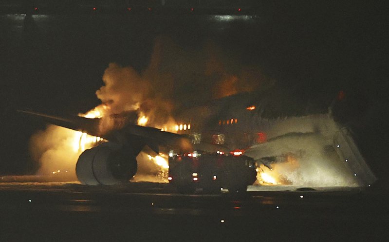 日本航空飛機降落東京羽田機場時起火，之後整架飛機陷火海。美聯社