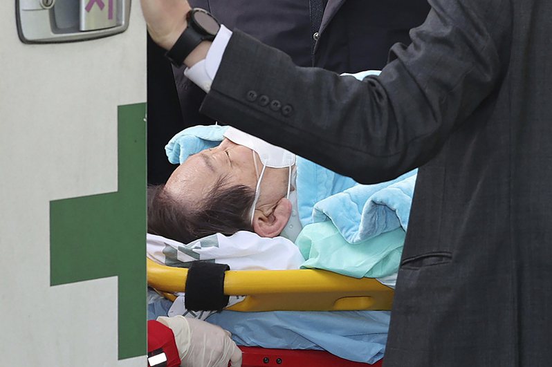 南韩最大在野党共同民主党党魁李在明今天在釜山参访时遇袭伤及颈部，手术后已转至重症病房休养。美联社(photo:UDN)
