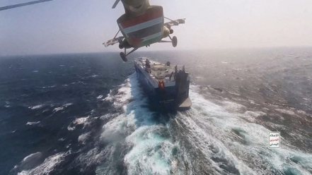 紅海緊張局勢升溫，圖為去年11月20日胡塞武裝組織的直升機飛在紅海一艘商船上方。路透