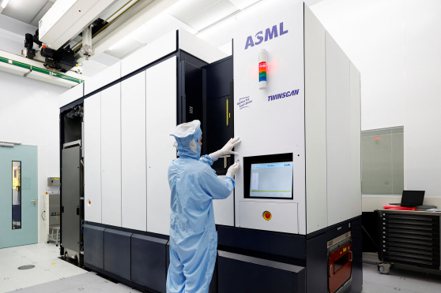 荷蘭半導體製造設備供應商艾司摩爾（ASML）的裝配工程師正處理一台深紫外光微影設備。路透