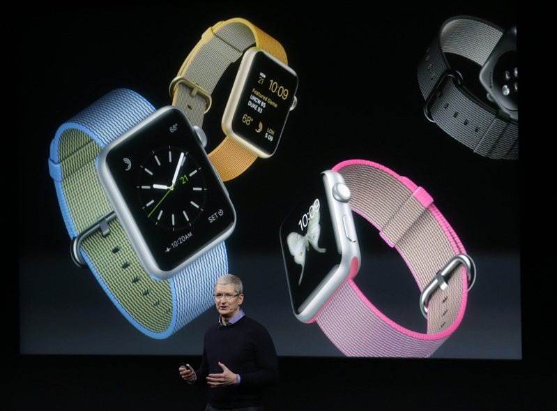 苹果智慧手表Apple Watch曾拯救一些用户的性命，提醒他们心脏可能出现问题。图为苹果执行长库克2016年在台上介绍Apple Watch新产品。美联社(photo:UDN)