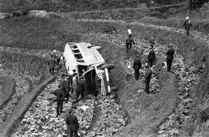 1972年財政部交通車在陽明山通往北投的石壇路，從路上翻落右側50公尺深的山坡上，造成35人死傷，圖為車禍後殘景。圖／聯合報系資料照片