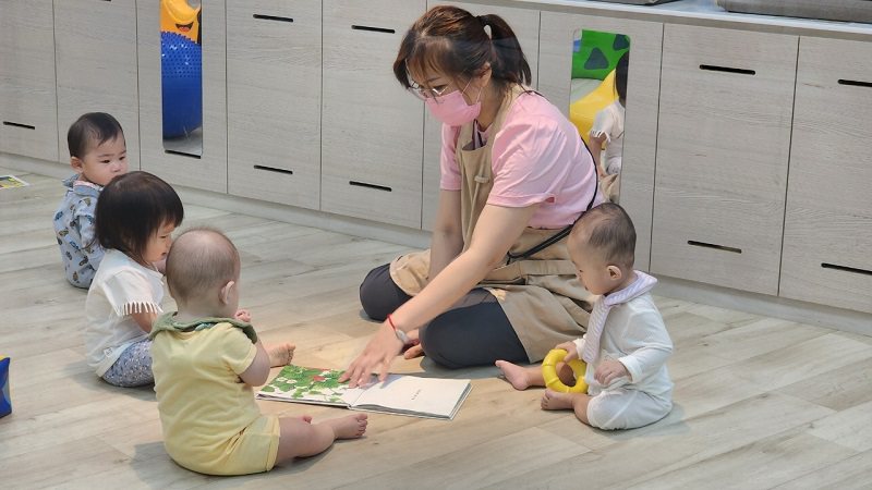 儒鴻托嬰中心閱讀引導。圖／新北市勞工局提供