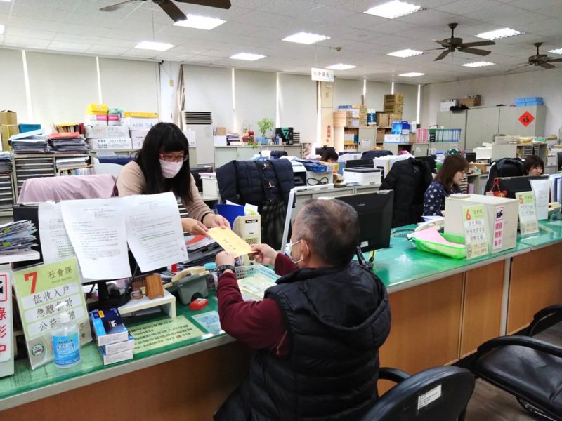 為照顧弱勢民眾經濟生活，台南市政府今年1月起6項社福津貼提前於當月10日入帳，若遇假日則提前發放。圖／南市社會局提供